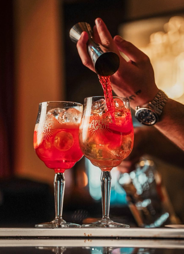 Bartender ετοιμάζει cocktails στο El Sur Ηρακλείου